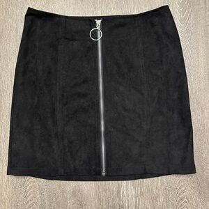 BOUTIQUE BLACK FAUX SUEDE ZIPPER MINI SKIRT - Size Small SKU:200